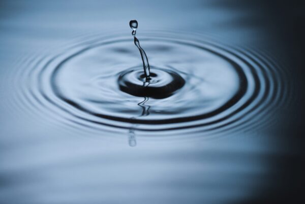 Centro de Formación Sostenible – Water Drop Impact On Water Surface MZXL8QE Scaled 2