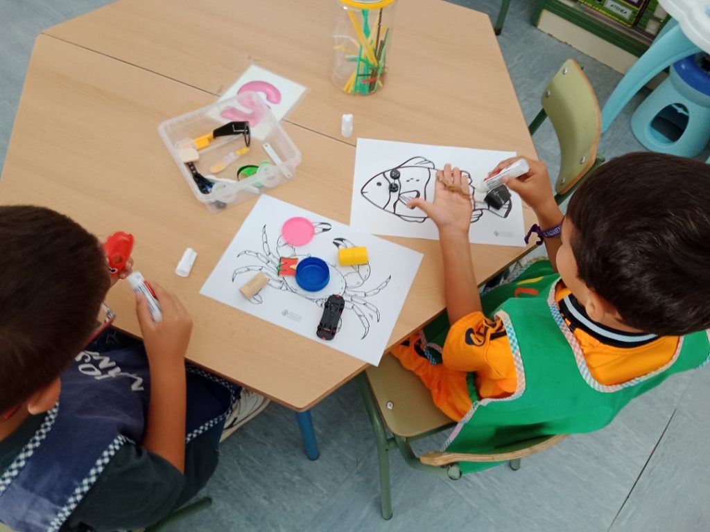 Talleres de Plástico en Animales Marinos en un colegio de Cádiz