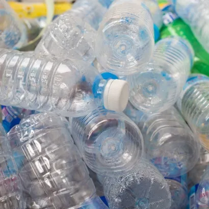 Botellas de plástico vacías amontonadas, listas para reciclar.