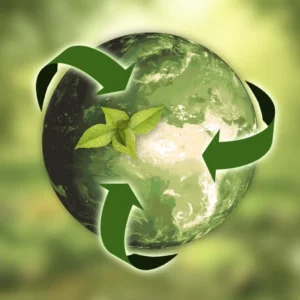 Planeta verde con flechas de reciclaje alrededor y hojas al centro, simbolizando la sostenibilidad ecológica.