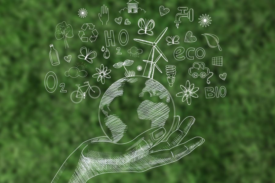 Sostenibilidad para profesionales del sector audiovisual Ilustración de una mano sosteniendo un planeta, rodeado de iconos sobre sostenibilidad, en fondo verde borroso.